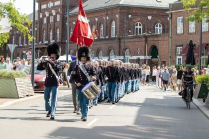 Flere hundrede gardere