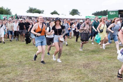 Folk spurtede ind på pladsen