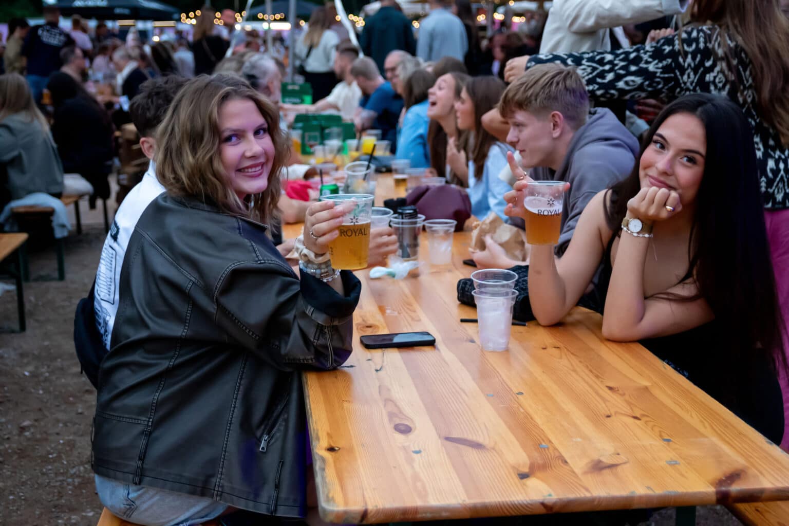 Mange mennesker til streetfood festival