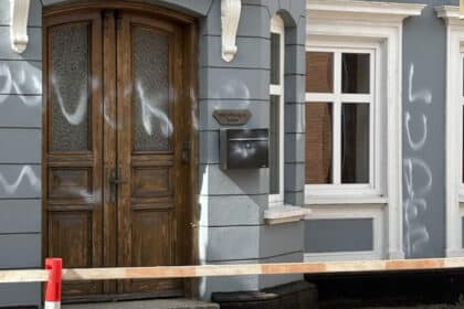 Hærværk mod politikers hus