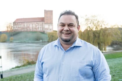 Spidskandidat til byrådet fjernet få måneder før valget