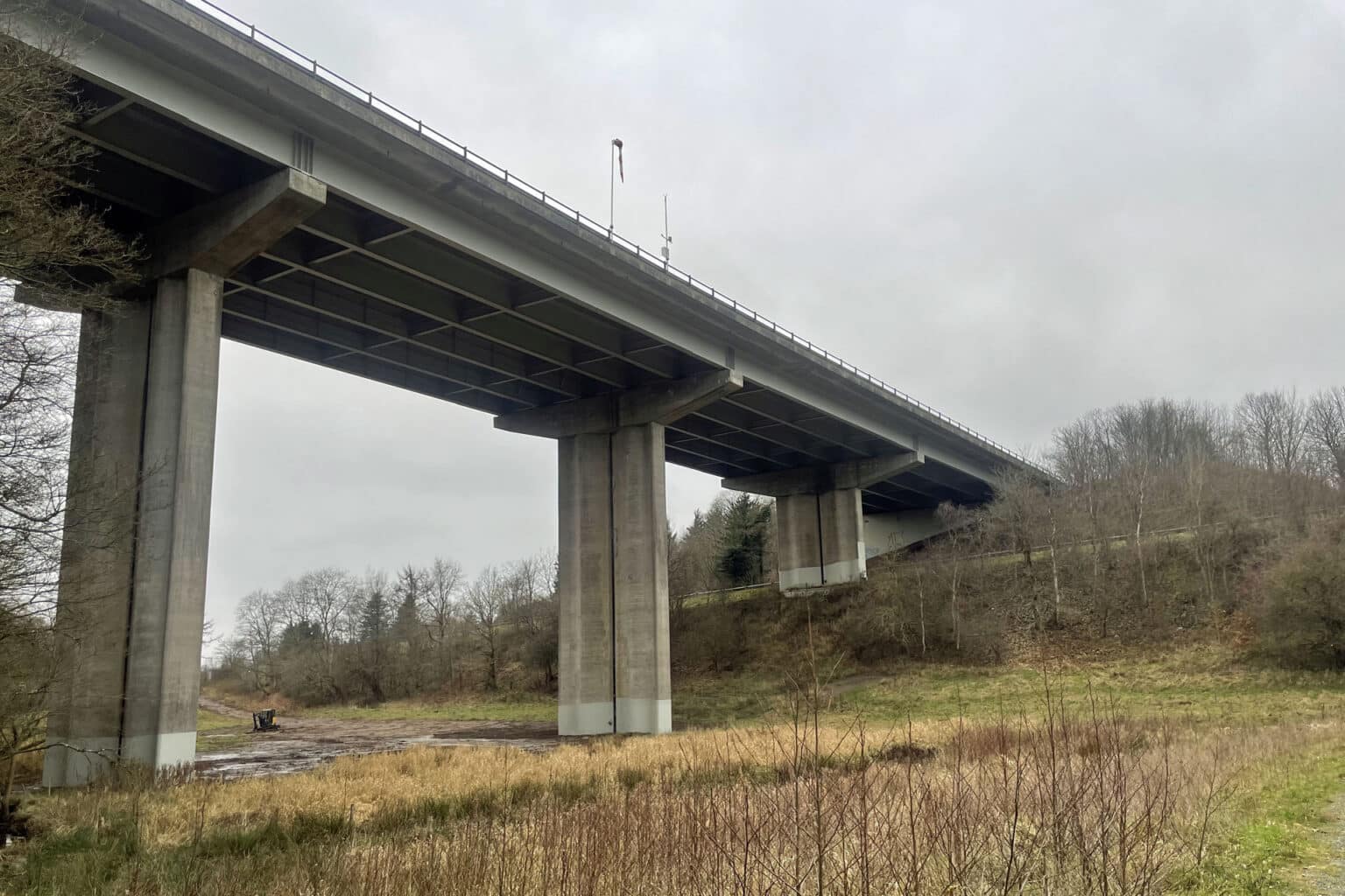 Autoværn skiftes på Hylkedalsbroen