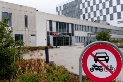 Indgangen til Akutmodtagelsen og Lægevagten på Kolding Sygehus