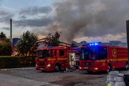 600 kvadratmeter lagerhal med halm i flammer ved Sjølund efter brug af ukrudtsbrænder