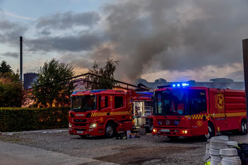 600 kvadratmeter lagerhal med halm i flammer ved Sjølund efter brug af ukrudtsbrænder