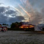 600 kvadratmeter lagerhal med halm i flammer ved Sjølund efter brug af ukrudtsbrænder