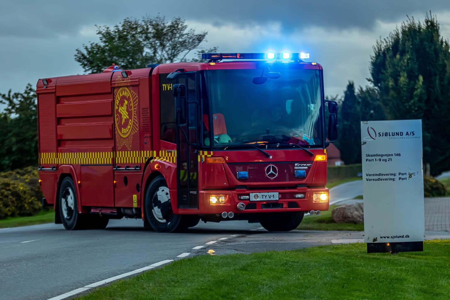 600 kvadratmeter lagerhal med halm i flammer ved Sjølund efter brug af ukrudtsbrænder
