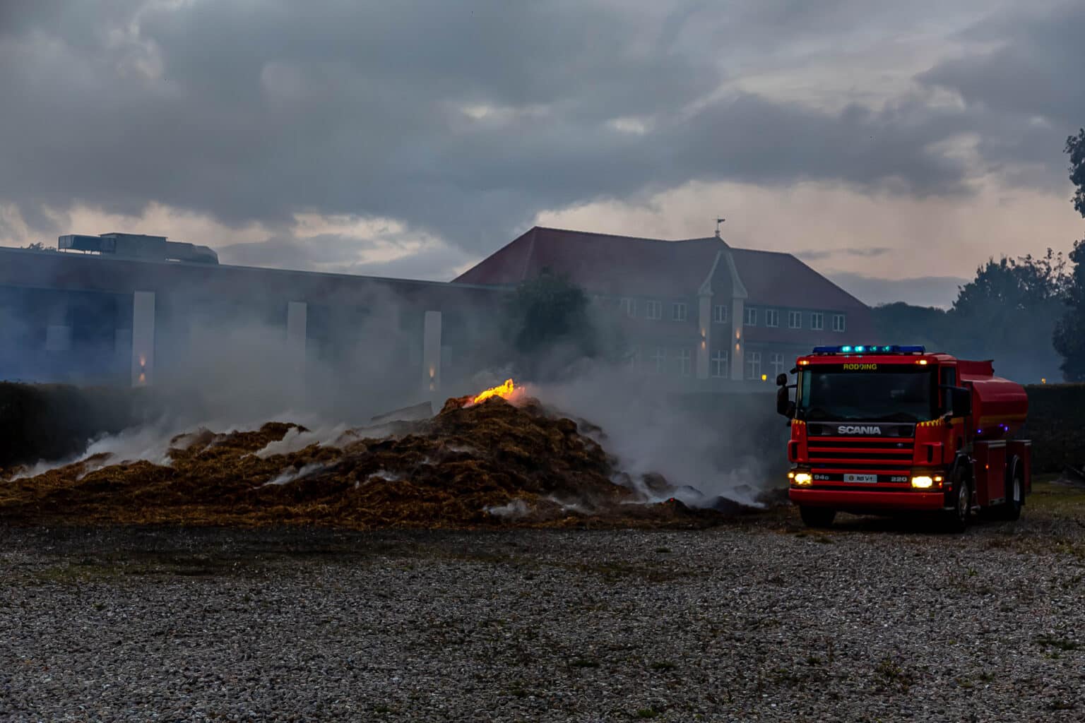 600 kvadratmeter lagerhal med halm i flammer ved Sjølund efter brug af ukrudtsbrænder