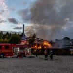 600 kvadratmeter lagerhal med halm i flammer ved Sjølund efter brug af ukrudtsbrænder