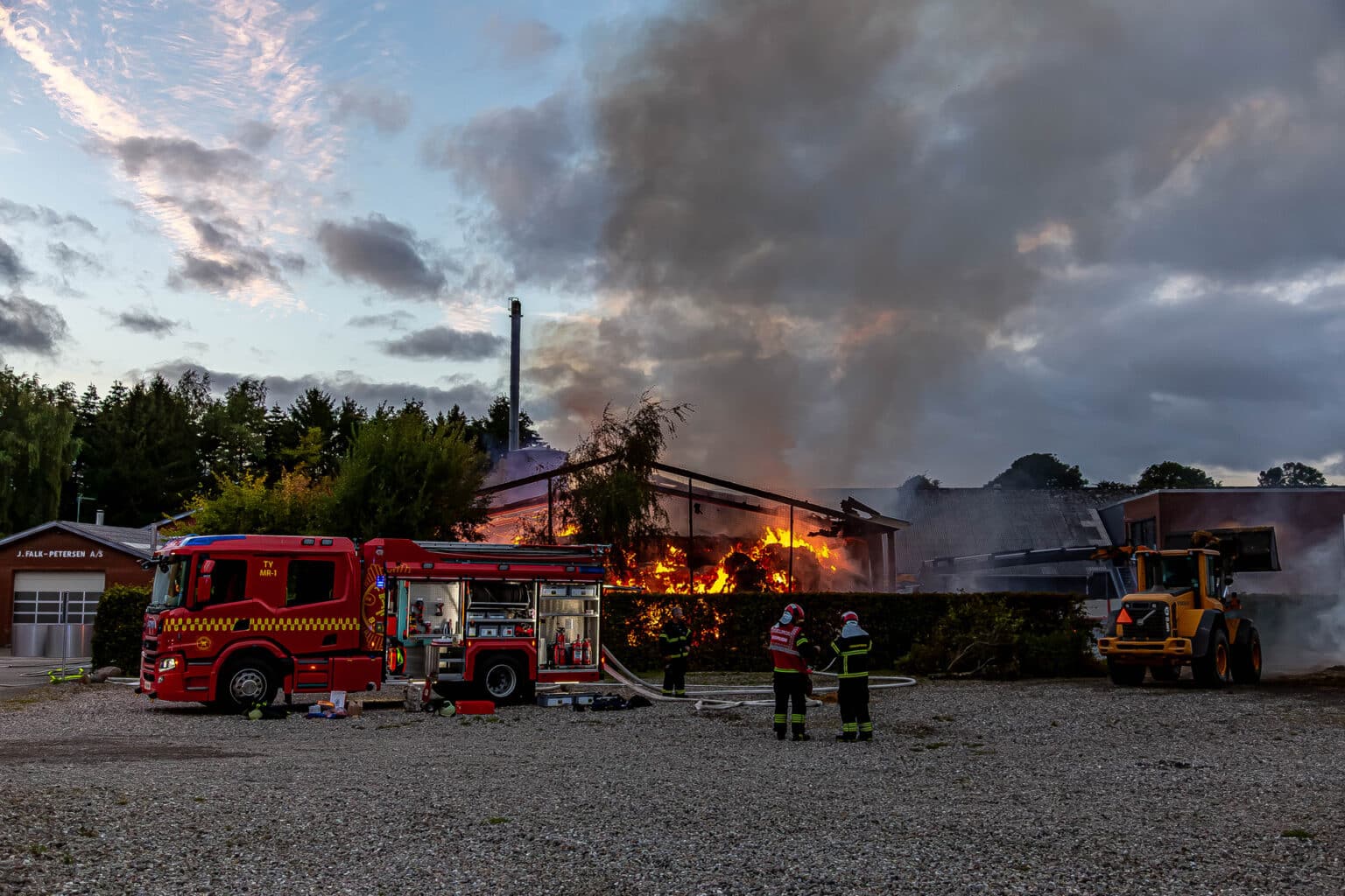 600 kvadratmeter lagerhal med halm i flammer ved Sjølund efter brug af ukrudtsbrænder