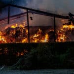 600 kvadratmeter lagerhal med halm i flammer ved Sjølund efter brug af ukrudtsbrænder