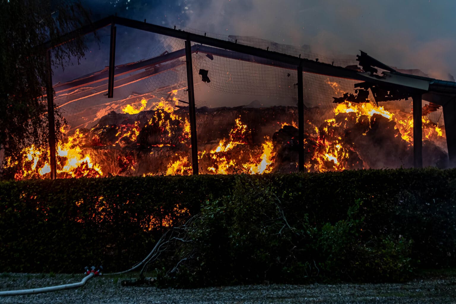600 kvadratmeter lagerhal med halm i flammer ved Sjølund efter brug af ukrudtsbrænder