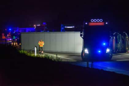 Væltet lastbil med skinker på E45 ved Bramdrupdam i sydgående retning - et spor farbart