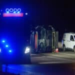 Væltet lastbil med skinker på E45 ved Bramdrupdam i sydgående retning - et spor farbart
