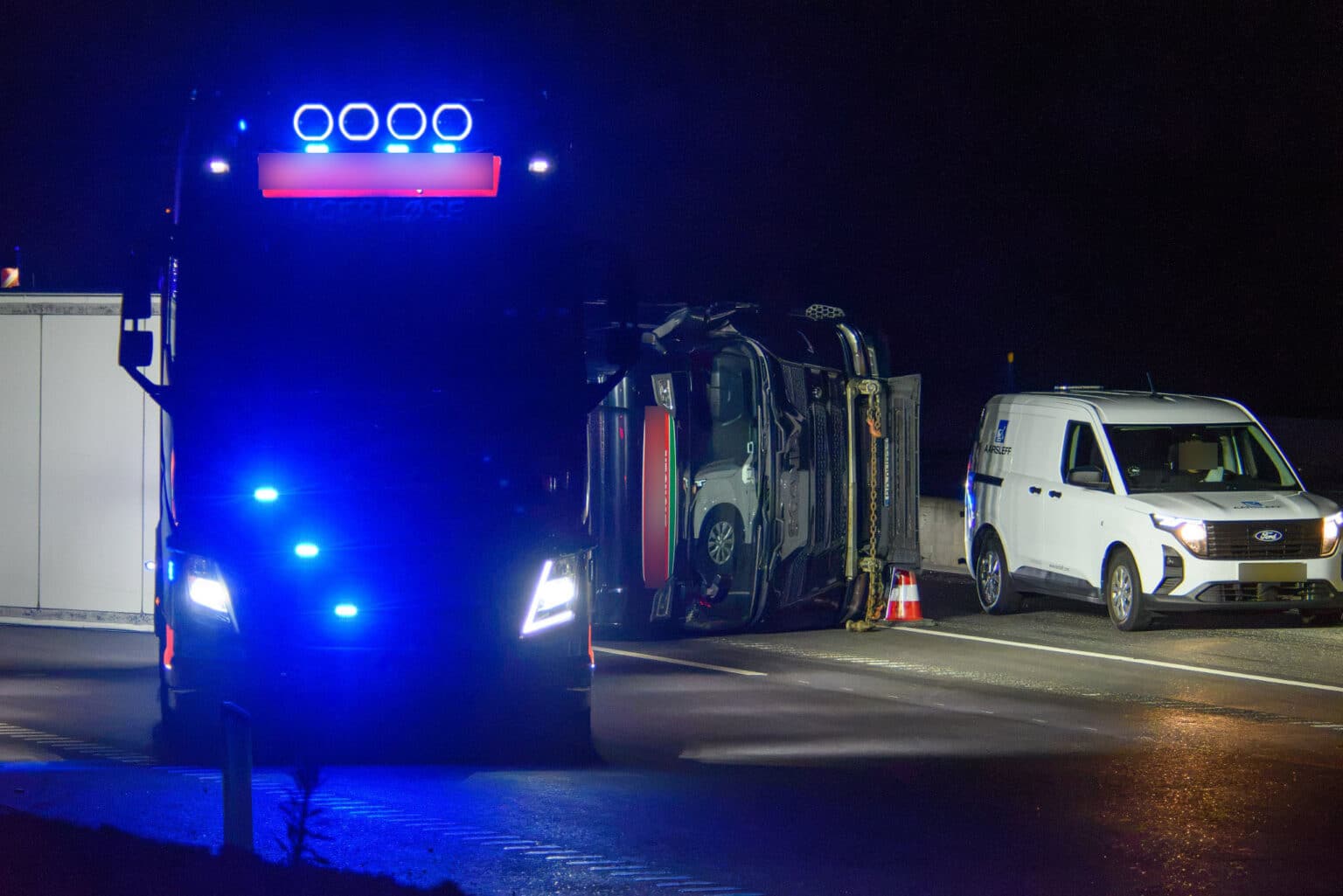 Væltet lastbil med skinker på E45 ved Bramdrupdam i sydgående retning - et spor farbart