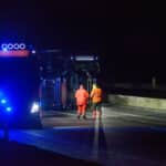 Væltet lastbil med skinker på E45 ved Bramdrupdam i sydgående retning - et spor farbart