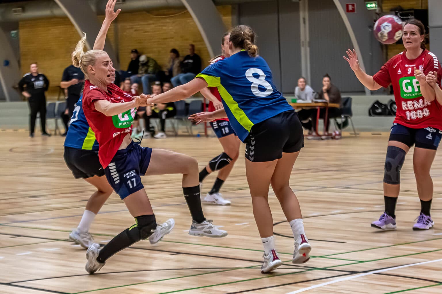 Team Kolding kvinder jubler efter sejr 33-13 over CHK Aarhus i AL Sydbank Arena i 2. division