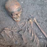 Arkæologer udgraver grave ved Skt. Nicolai Kirke i Kolding