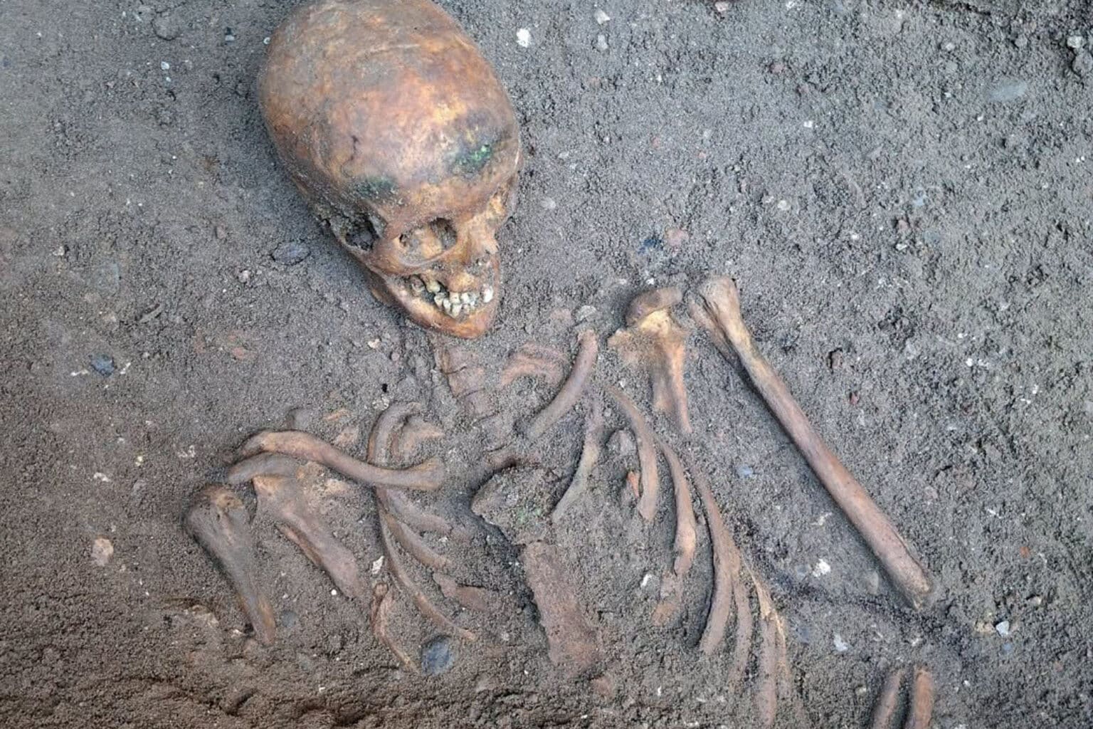 Arkæologer udgraver grave ved Skt. Nicolai Kirke i Kolding