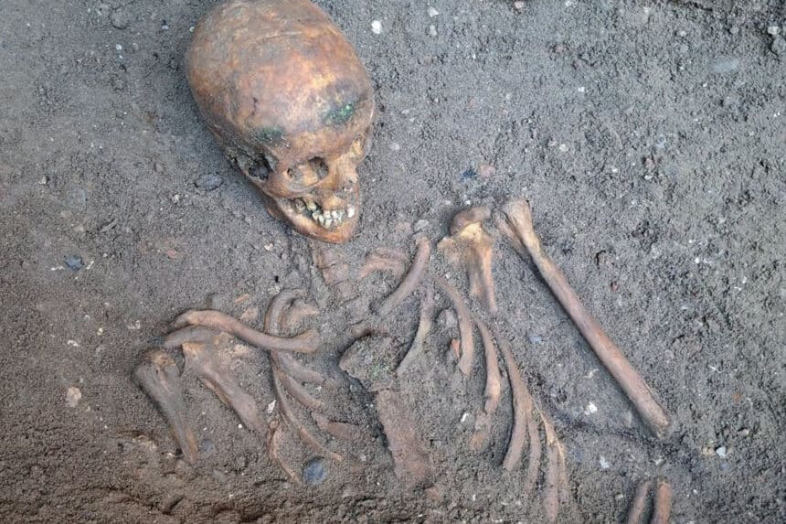 Arkæologer udgraver grave ved Skt. Nicolai Kirke i Kolding