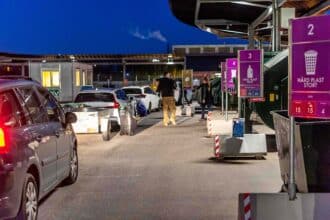 Sortering af affald i containere på genbrugspladsen i Kolding Kommune