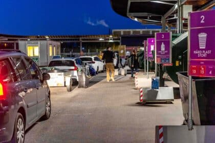 Sortering af affald i containere på genbrugspladsen i Kolding Kommune