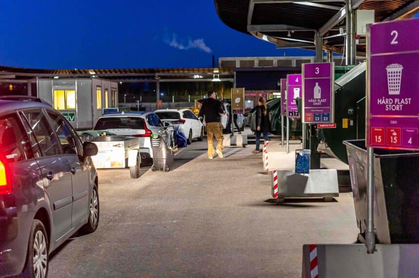 Sortering af affald i containere på genbrugspladsen i Kolding Kommune