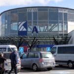 Indgangen til Kolding Storcenter med biler på parkeringspladsen