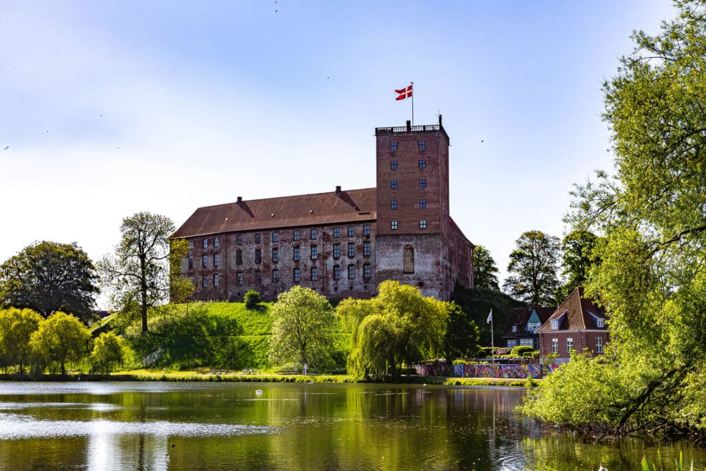 Det historiske kongeslot Koldinghus set fra vandrestien rundt om Slotssøen
