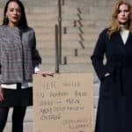 Mette Riis fra Kolding og Sanne Gotlieb med tom stol foran Christiansborg i markering for overgangsalder Kolding og arbejdsliv