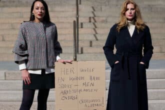 Mette Riis fra Kolding og Sanne Gotlieb med tom stol foran Christiansborg i markering for overgangsalder Kolding og arbejdsliv
