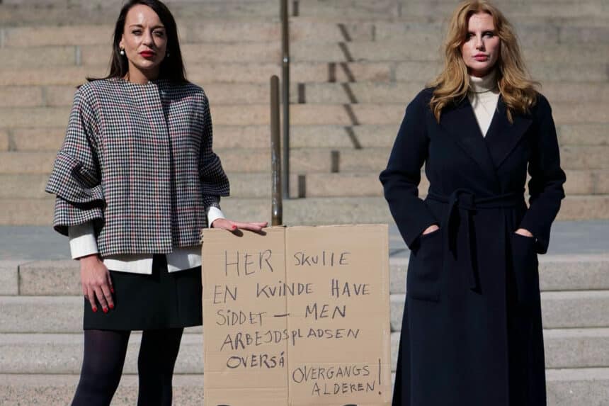 Mette Riis fra Kolding og Sanne Gotlieb med tom stol foran Christiansborg i markering for overgangsalder Kolding og arbejdsliv