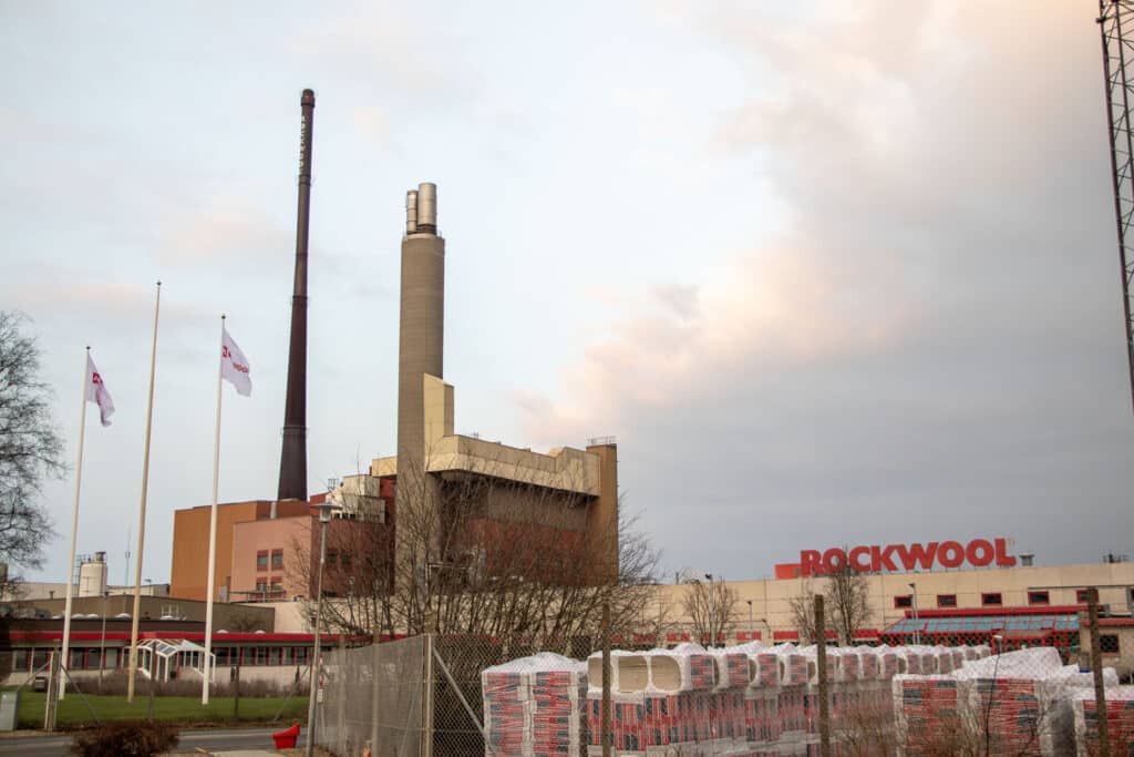 ROCKWOOL Danmarks store isoleringsfabrik i industrikvarteret i Vamdrup