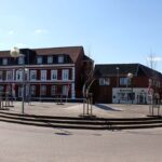 Det hyggelige Torv i Vamdrup centrum med butiksfacader og byliv