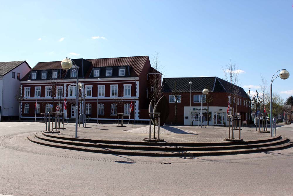 Det hyggelige Torv i Vamdrup centrum med butiksfacader og byliv