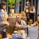 Omgivet af idioter på Comwell Kolding Teater - Kolding Teaterforening viser arbejdspladskomedie med fem skuespillere