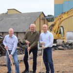 Fra venstre Finn Lübker Factory Director Hans Erik Bylling Group President og Anders Carøe Bylling Group CEO ved spadestik til ny fabrik hos Aller Aqua i Aller