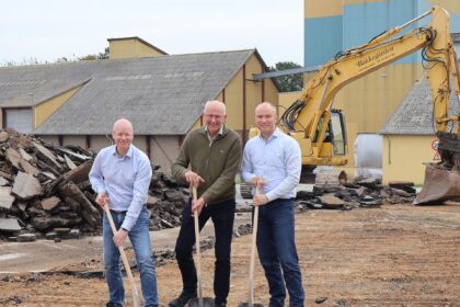 Fra venstre Finn Lübker Factory Director Hans Erik Bylling Group President og Anders Carøe Bylling Group CEO ved spadestik til ny fabrik hos Aller Aqua i Aller