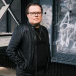 Angelo Kelly optræder live med guitar på spillestedet Godset i Kolding