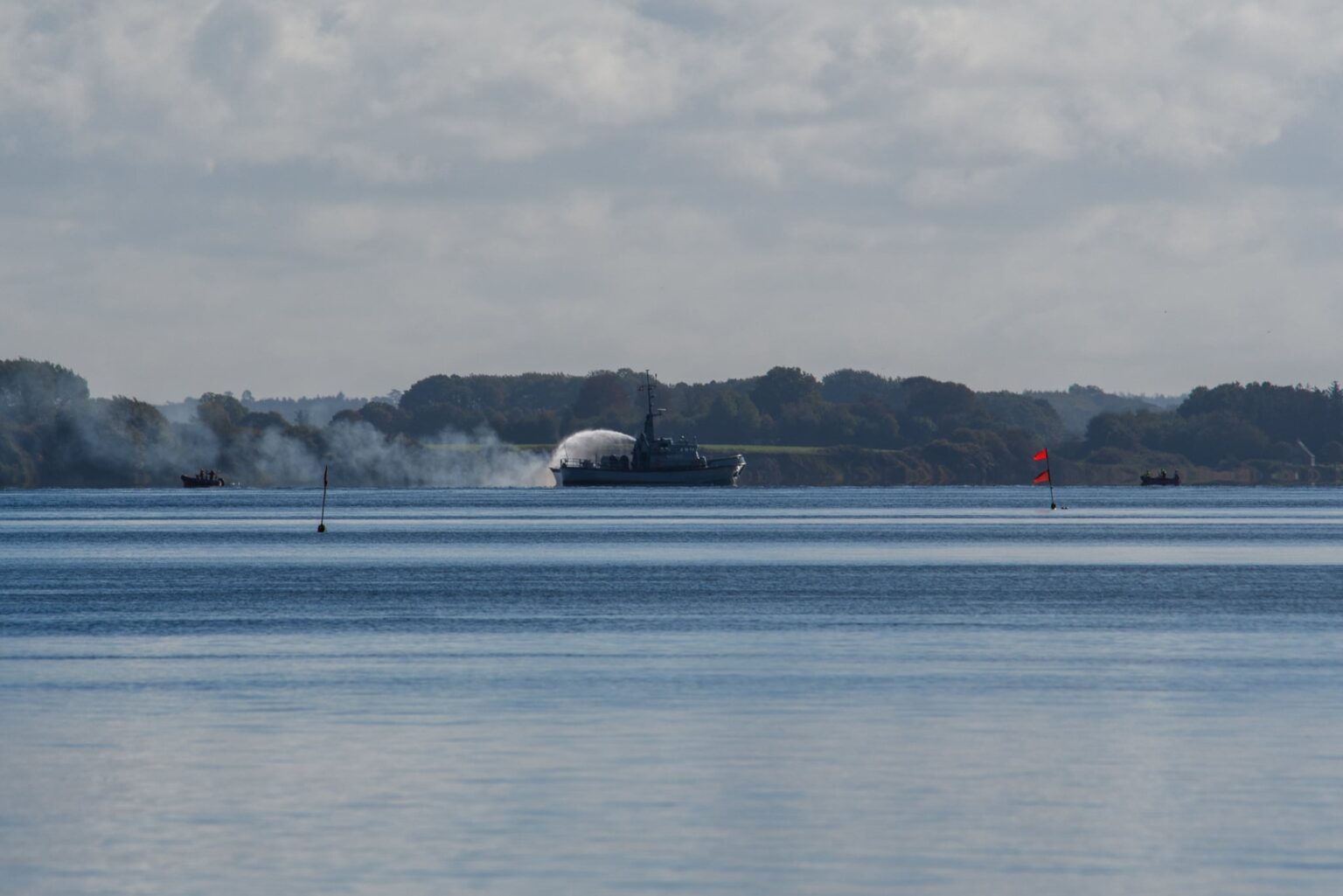 En udbrændt 33 fods båd sank i Lillebælt mellem Fænø og Jylland ved Snævringen ud for Gl. Ålbovej ved Sønder Stenderup