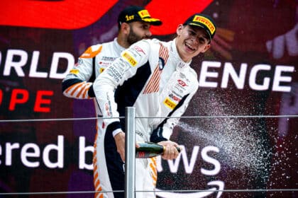 Bastian Buus fra Kolding jubler efter at have vundet GT World Challenge Europe Sprint Cup i Barcelona med Lionspeed GP