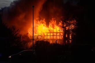 Politi og brandvæsen ved Gudsø Vandmølle efter brand onsdag aften som nu efterforskes