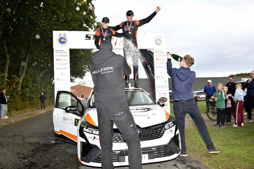 20-årige Jacob Pallesen fra Egtved og Kasper Pinholt fra Aarhus vinder DM i rally klasse RC5 ved Rally Stoholm i Renault Clio Rally5