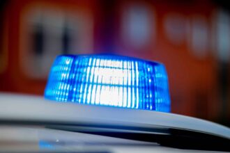 Solouheld på Vejlevej i Kolding hvor personbil kørte af vejen og ramte et træ,