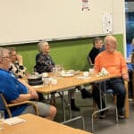 Publikum lytter til foredrag med Hotel Romantik-stjerner hos Faglige Seniorer Kolding