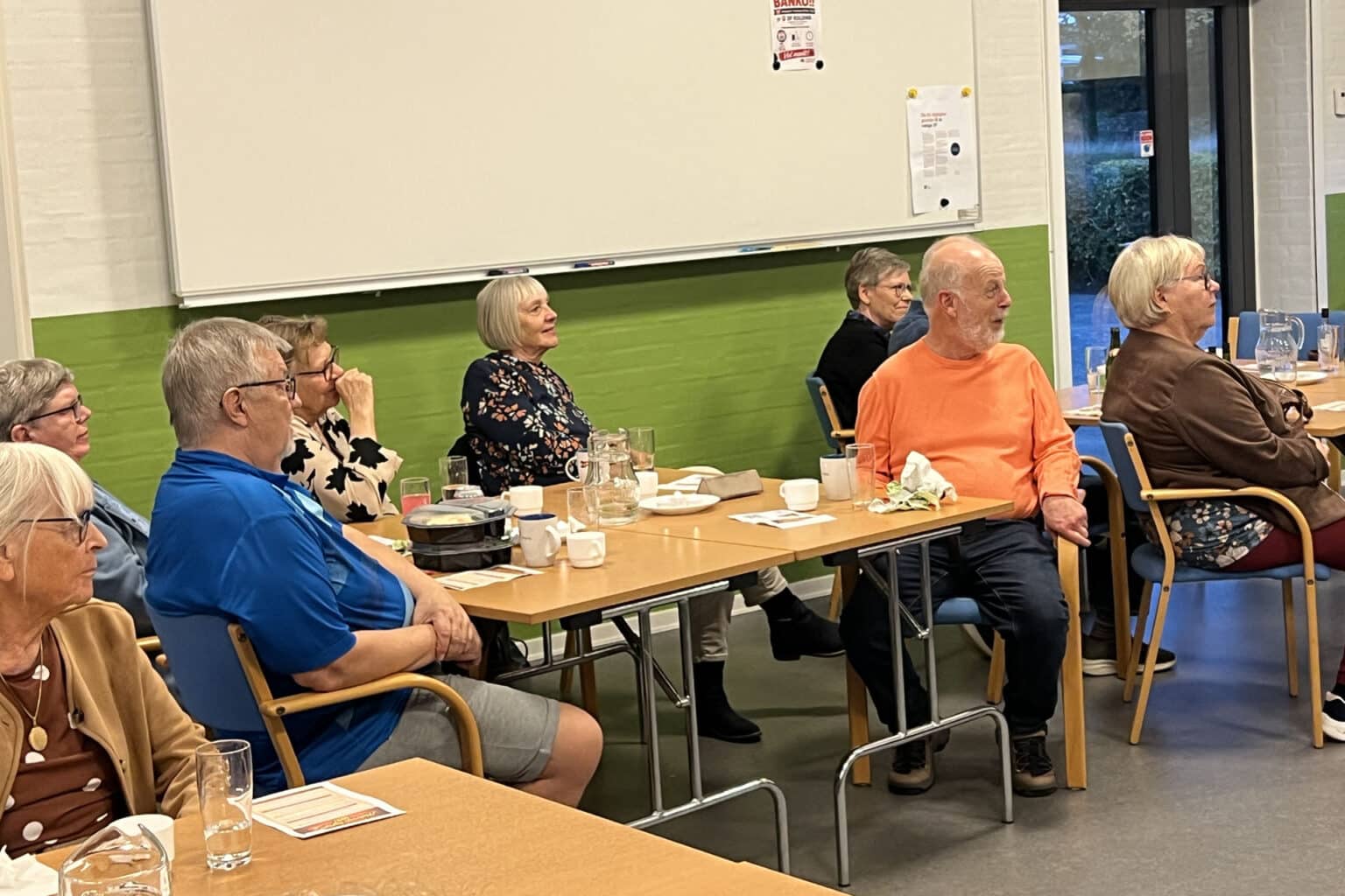 Publikum lytter til foredrag med Hotel Romantik-stjerner hos Faglige Seniorer Kolding