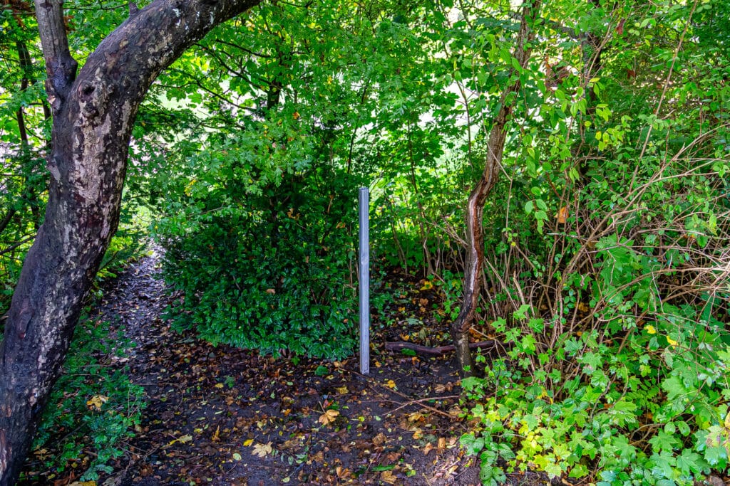 Farlig uafskærmet jernstang i skovbunden direkte under klatretræ i SFO på Brændkjærskolen i Kolding