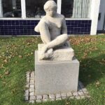 Skulpturen Frk. Bremer Kvindeskikkelse fra 1952 på Jernbanegade i Vamdrup