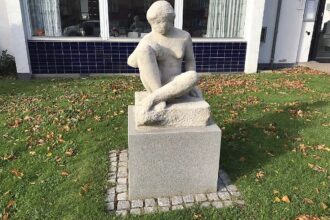 Skulpturen Frk. Bremer Kvindeskikkelse fra 1952 på Jernbanegade i Vamdrup