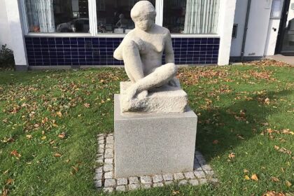 Skulpturen Frk. Bremer Kvindeskikkelse fra 1952 på Jernbanegade i Vamdrup